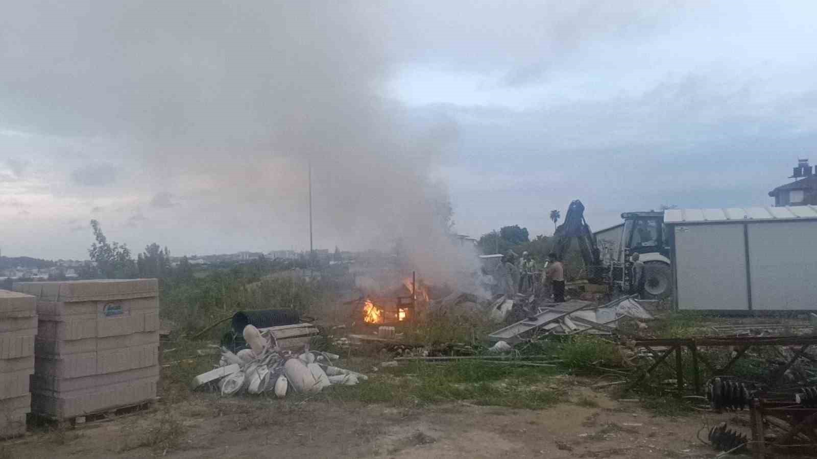 İnşaat şantiyesinde konteyner yangını
