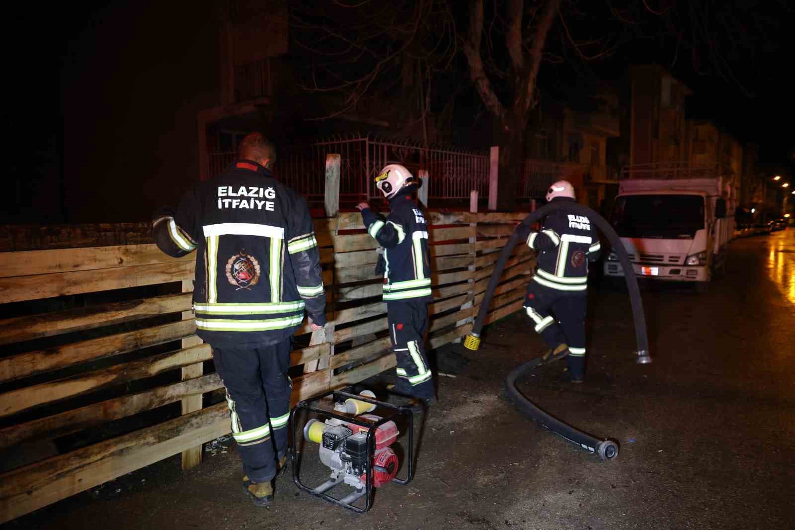 İnşaat temeline dolan yağmur suyu ekiplerce tahliye edildi
İnşaat temeline dolan yağmur suyu ekiplerce tahliye edildi