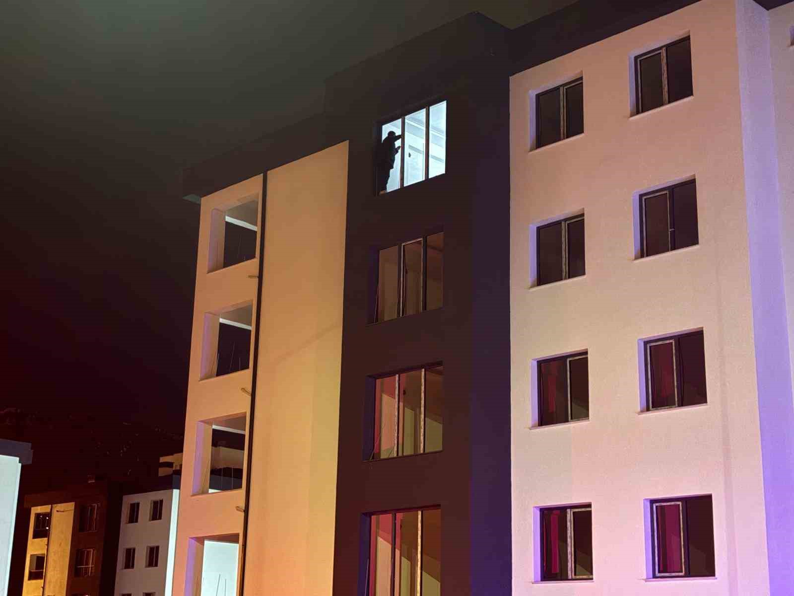 İnşaatın çatısına çıkan şahsı polis ikna etti
