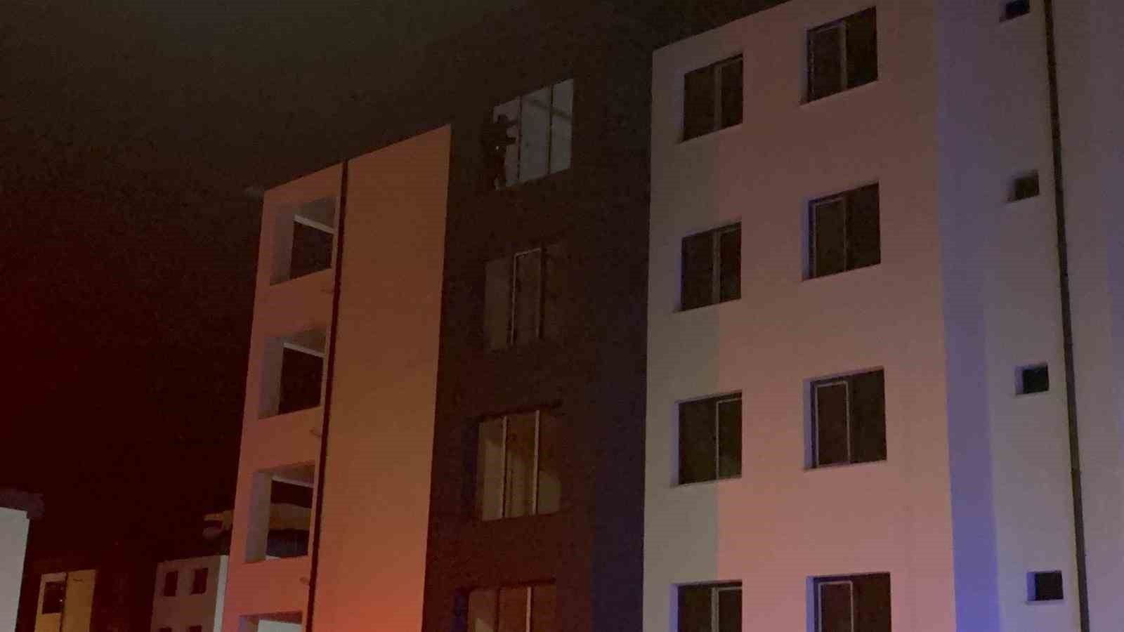 İnşaatın çatısına çıkan şahsı polis ikna etti
