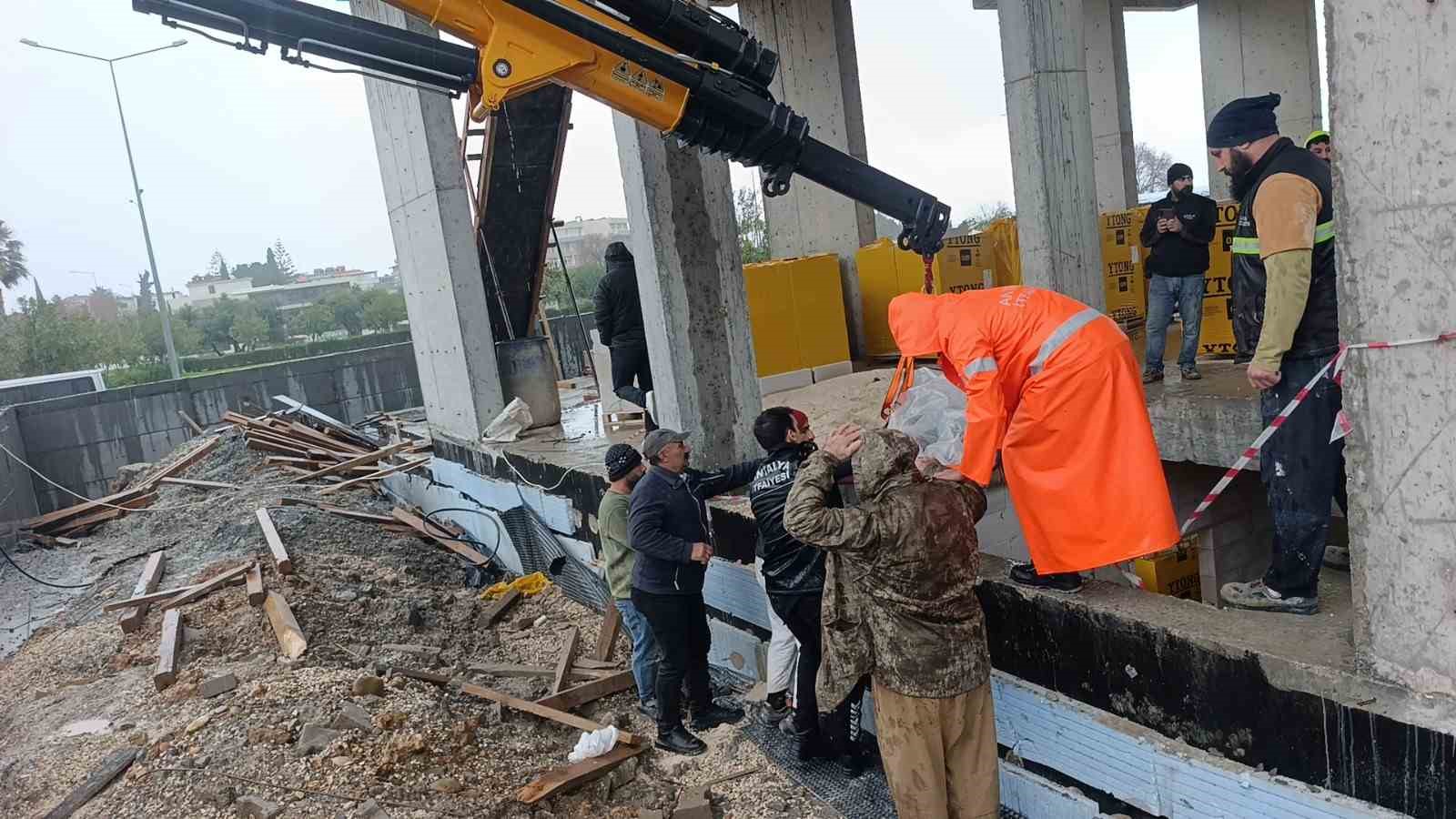 İnşaatta düşen işçi vinç yardımıyla kurtarıldı
