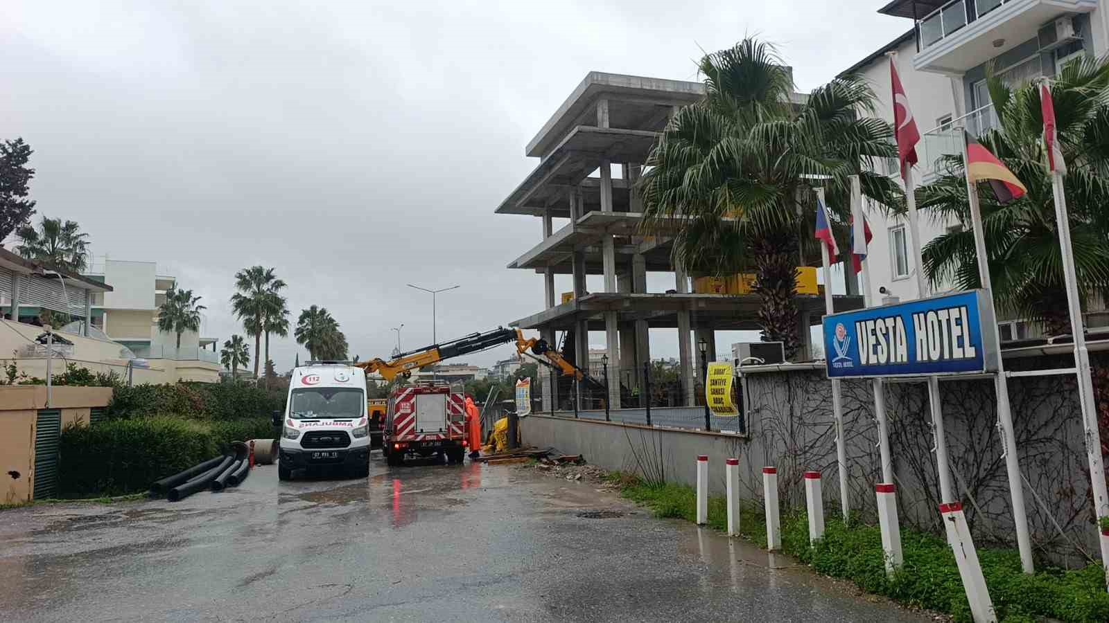 İnşaatta düşen işçi vinç yardımıyla kurtarıldı
