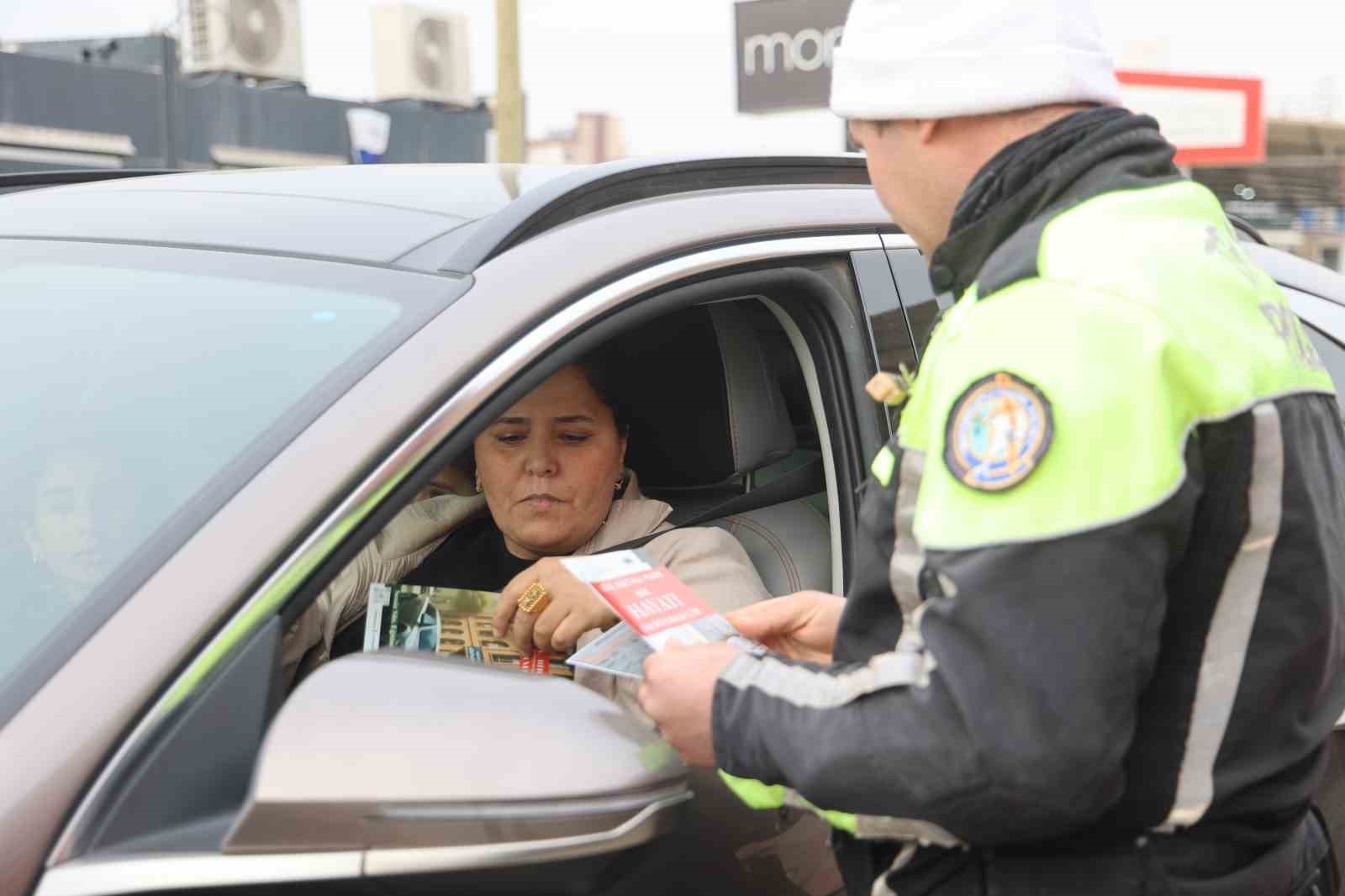 İnsan hayatına mal olabilen ’hatalı araç parkı’ konusunda sürücüler uyarıldı
