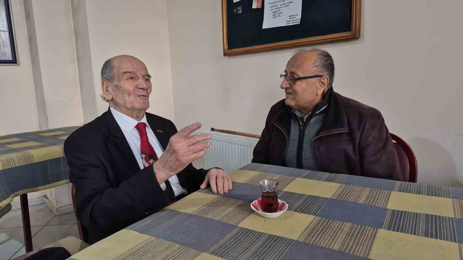 İnsanlara olan sevgi ve saygısından yıllardır takım elbise giyiyor
