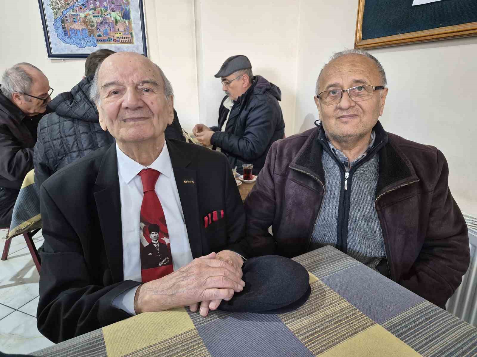 İnsanlara olan sevgi ve saygısından yıllardır takım elbise giyiyor
