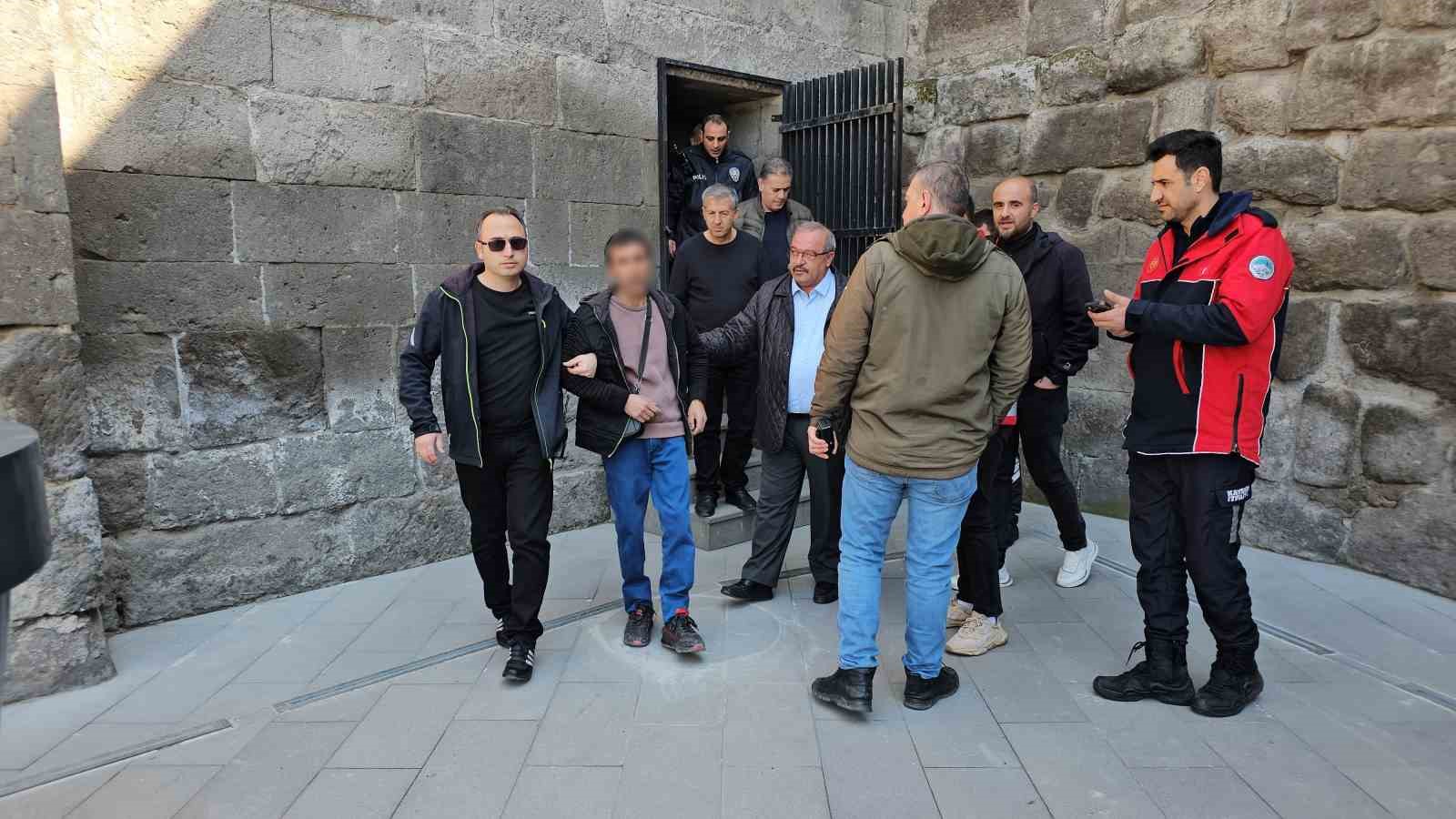 İntihardan vazgeçti, gazeteciye saldırdı
