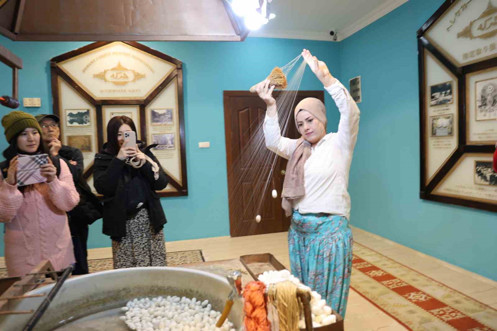 İpeğin ilmeklerinde yaşayan kültür
