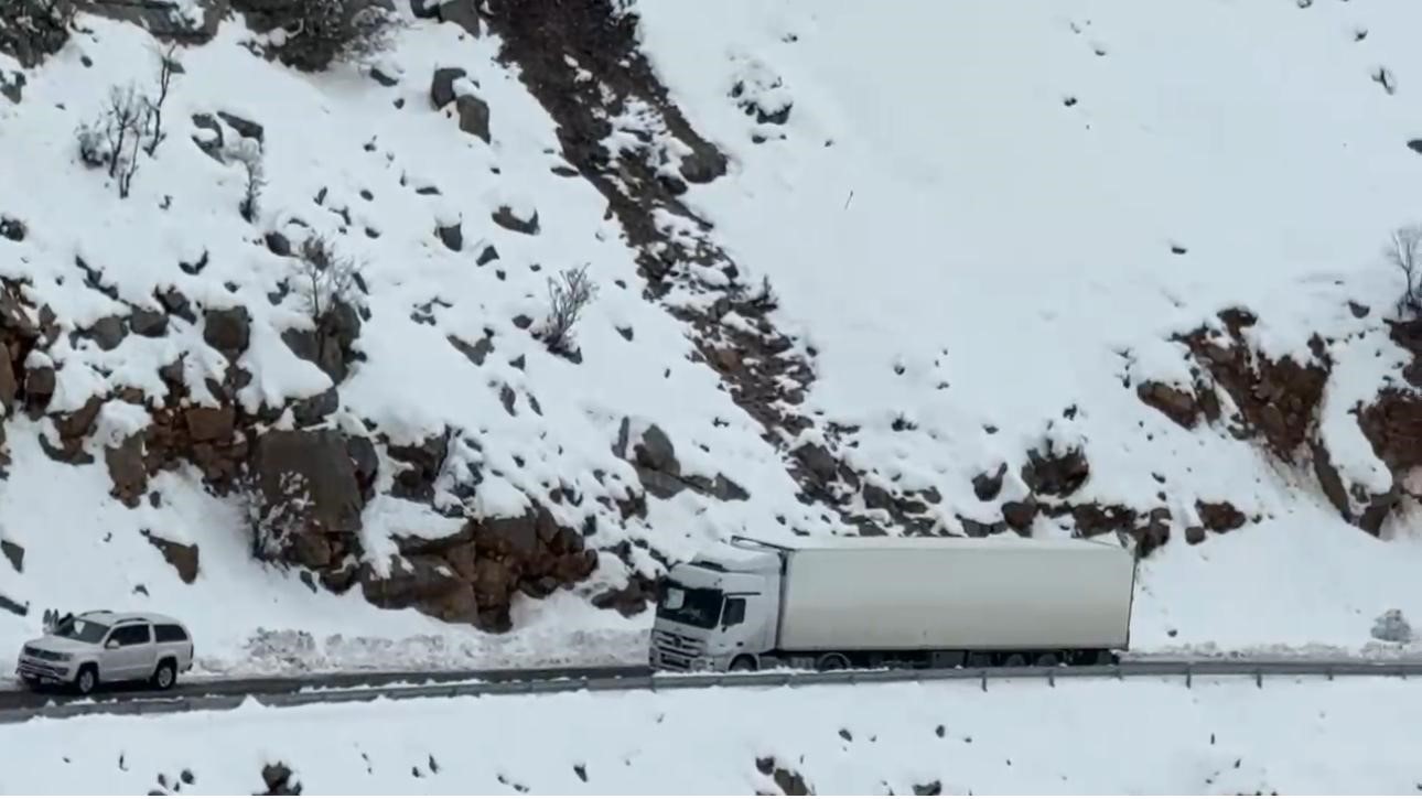 İpek yolunda tır kuyruğu: Hakkari Şırnak karayolunda yüzlerce tır mahsur kaldı
