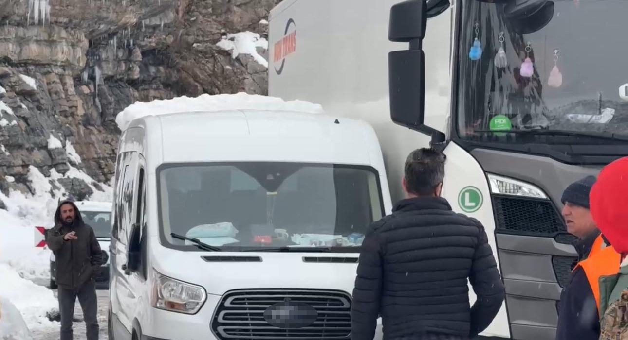 İpek yolunda tır kuyruğu: Hakkari Şırnak karayolunda yüzlerce tır mahsur kaldı
