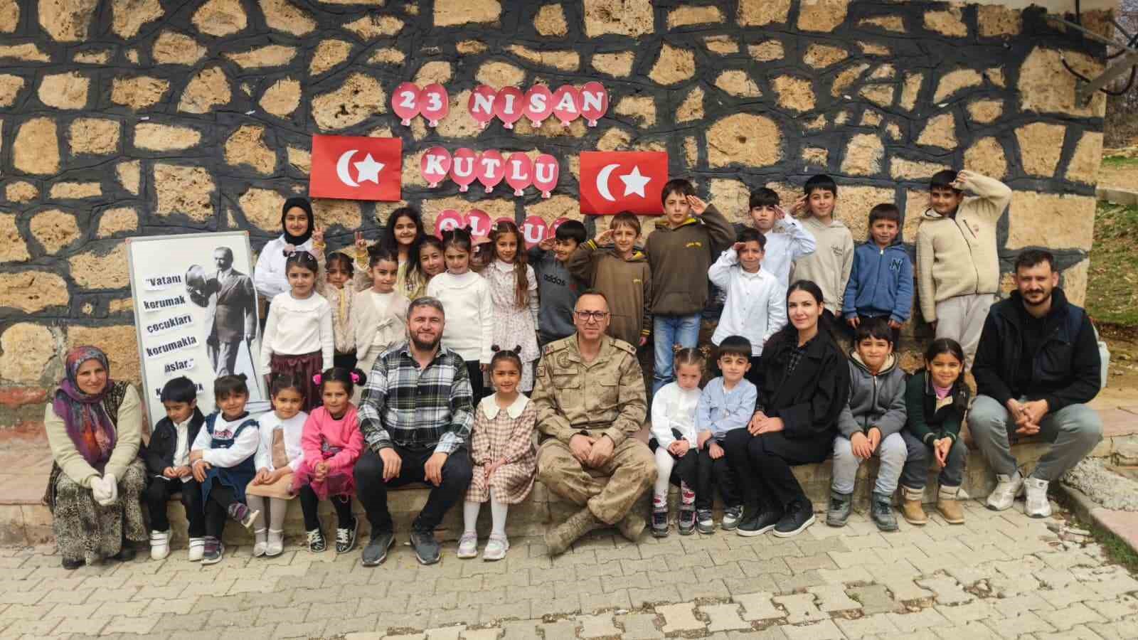 İpekyolu jandarmasından okullarda bayram mesaisi
