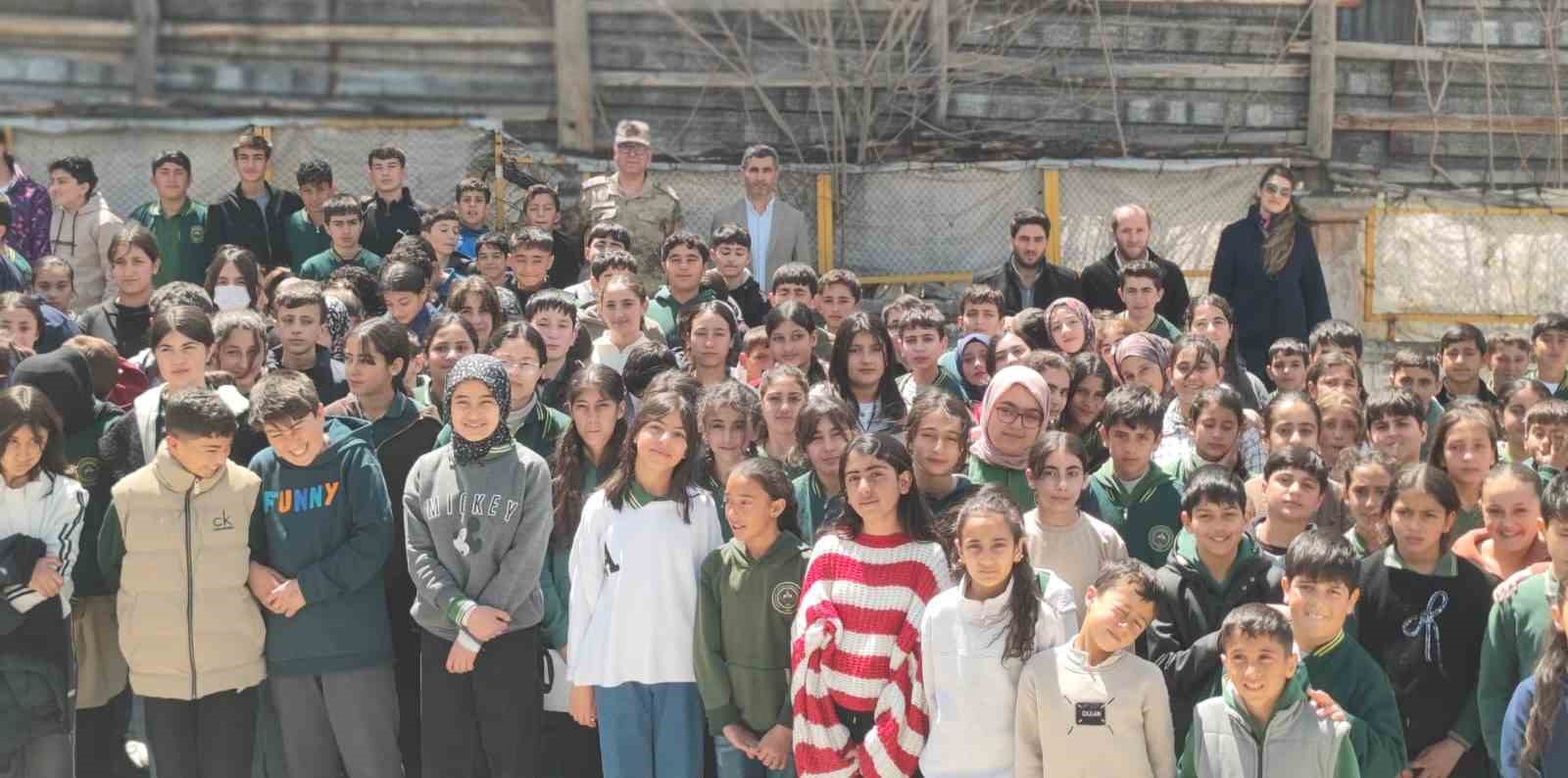 İpekyolu jandarmasından okullarda bayram mesaisi
