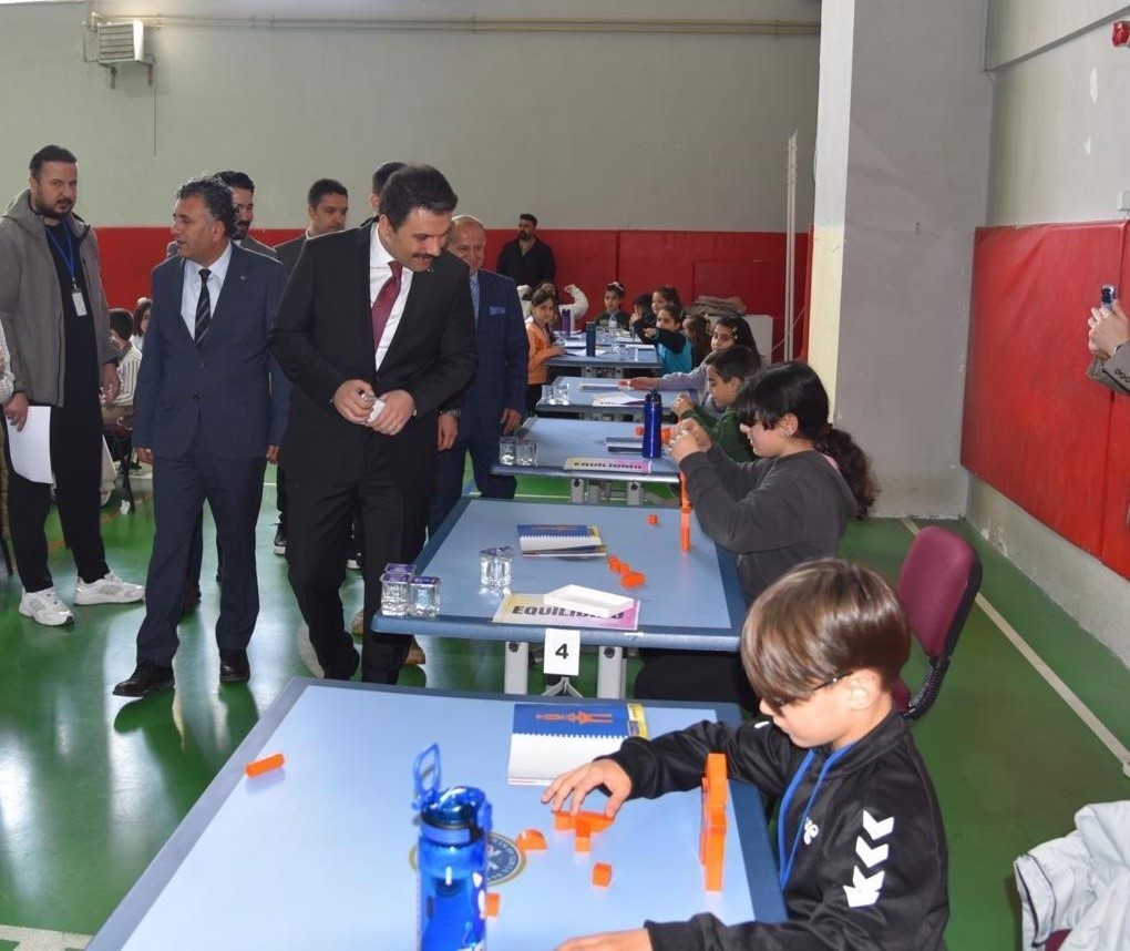 İpekyolu’nda akıl dolu rekabet: 180 öğrenci zekâ oyunlarında ter döktü

