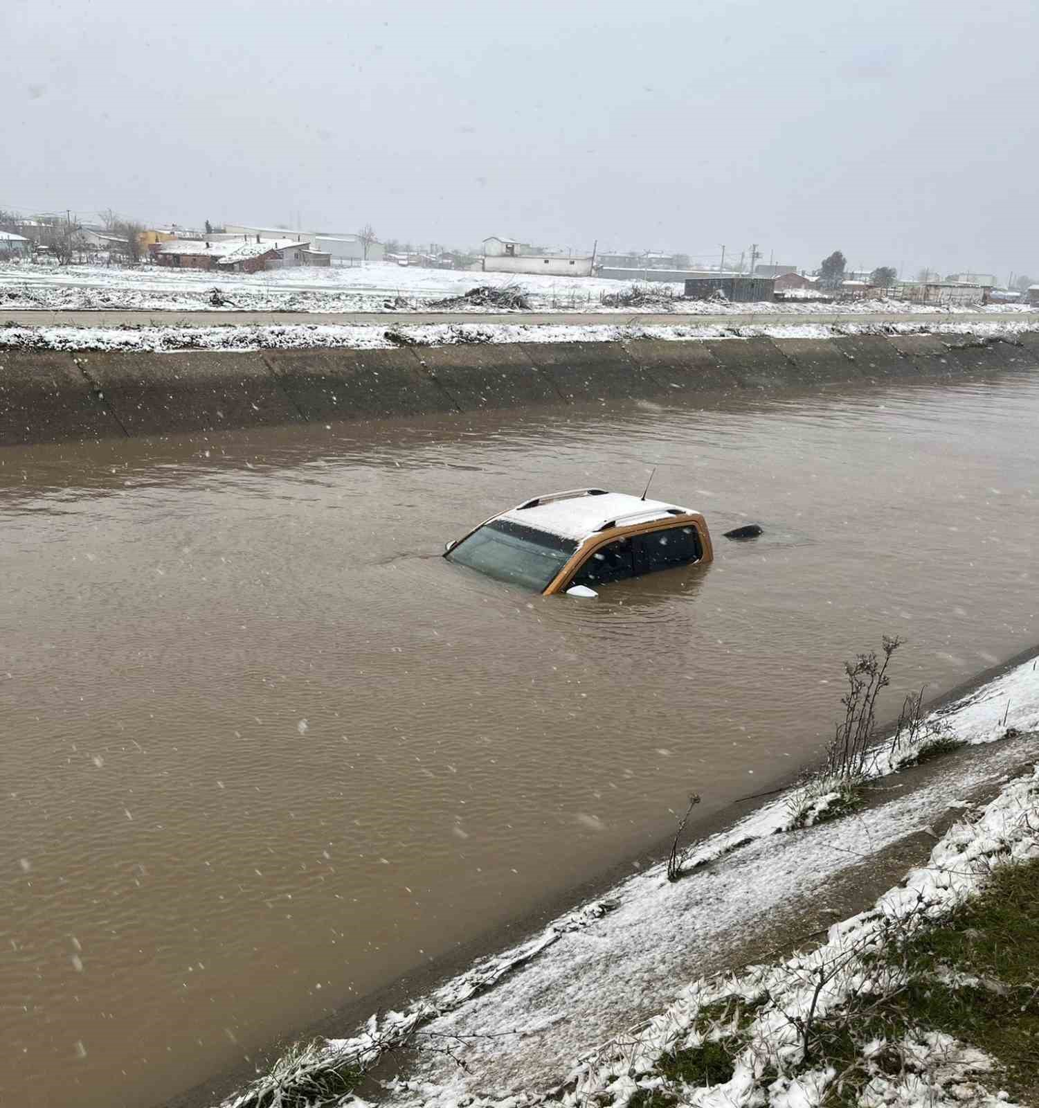 İpsala’da su kanalına uçan kamyonetin sürücüsü hayatını kaybetti
