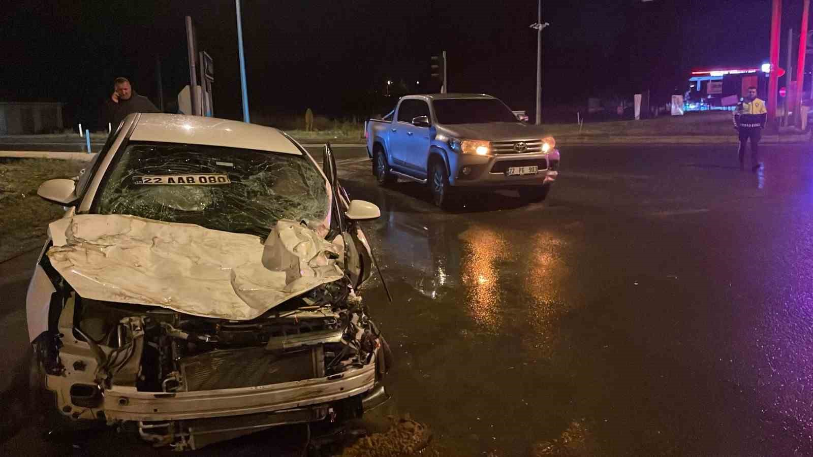 İpsala’da tır, otomobil ve kamyonet ile çarpıştı: 1 yaralı
