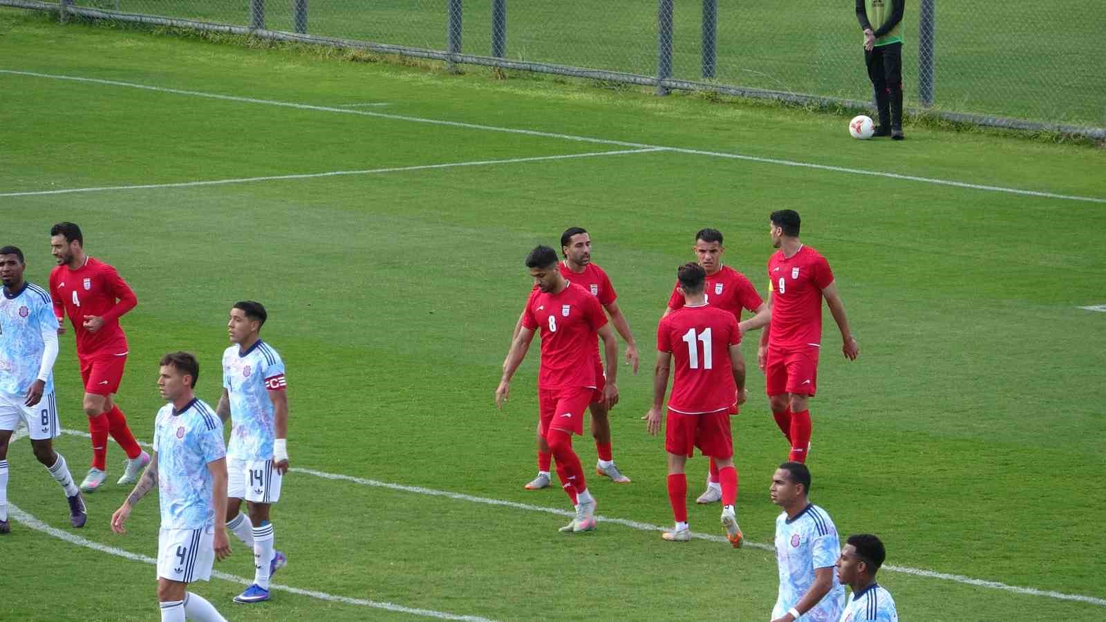 İran A Milli Futbol takımı, Kosta Rika maçına savaşta hayatını kaybeden çocukların fotoğrafıyla çıktı

