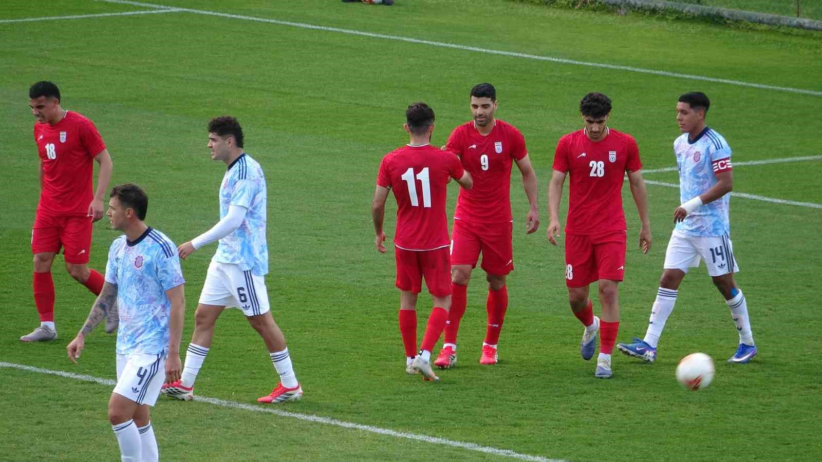 İran A Milli Futbol takımı, Kosta Rika maçına savaşta hayatını kaybeden çocukların fotoğrafıyla çıktı
