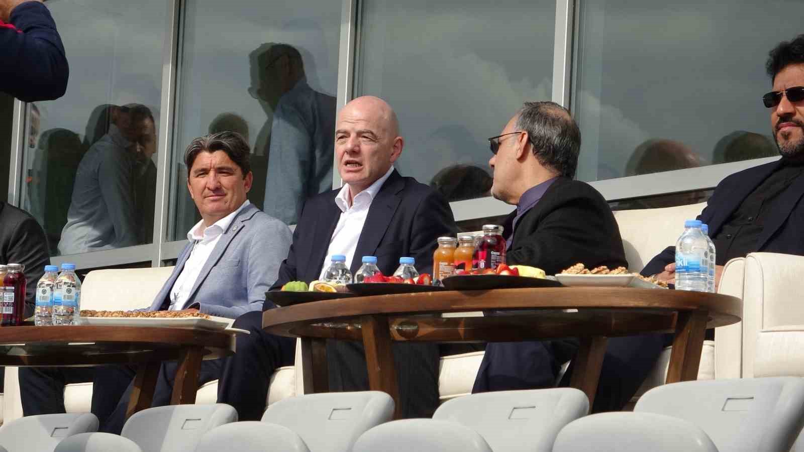 İran A Milli Futbol takımı, Kosta Rika maçına savaşta hayatını kaybeden çocukların fotoğrafıyla çıktı
