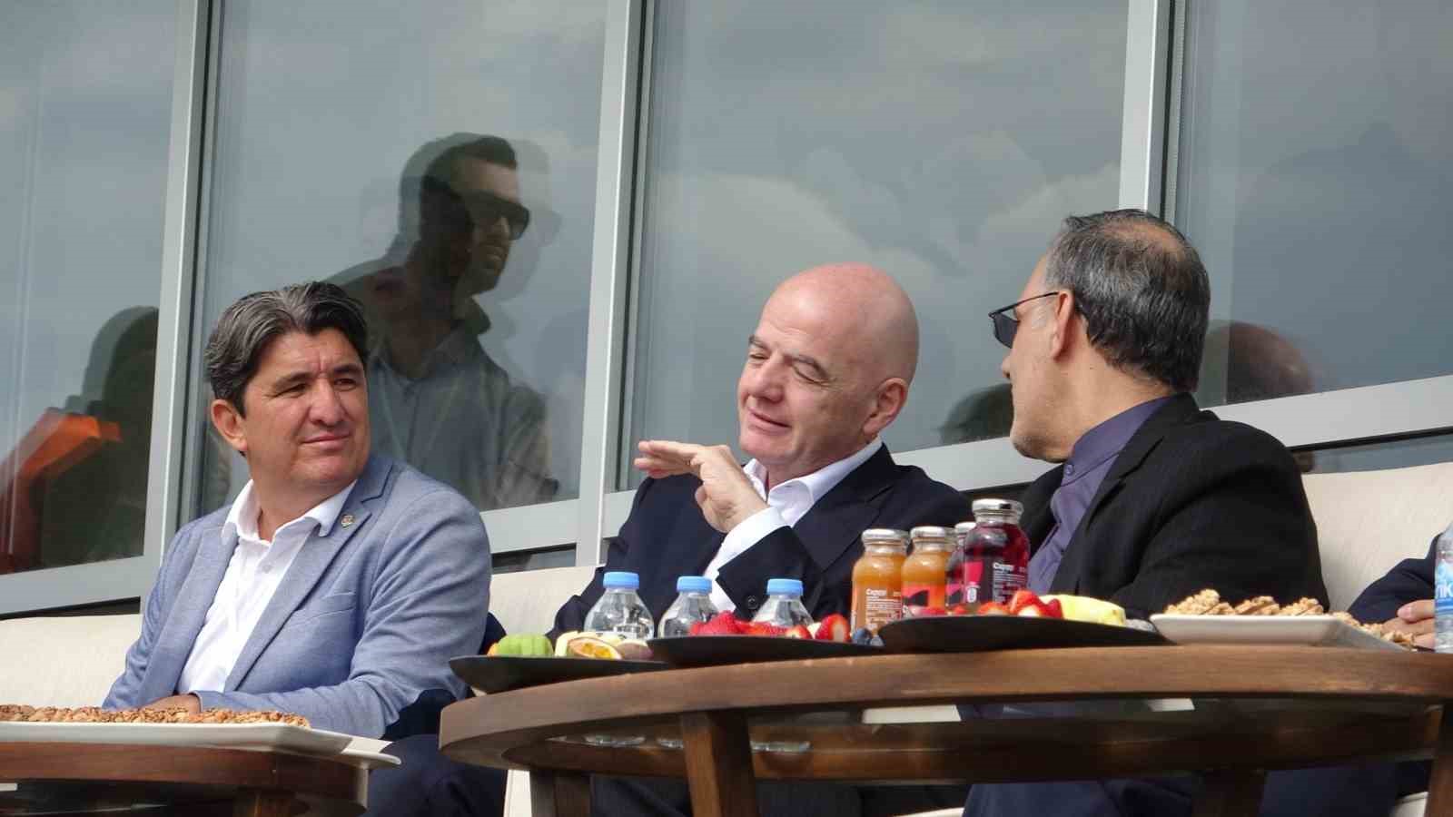 İran A Milli Futbol takımı, Kosta Rika maçına savaşta hayatını kaybeden çocukların fotoğrafıyla çıktı
