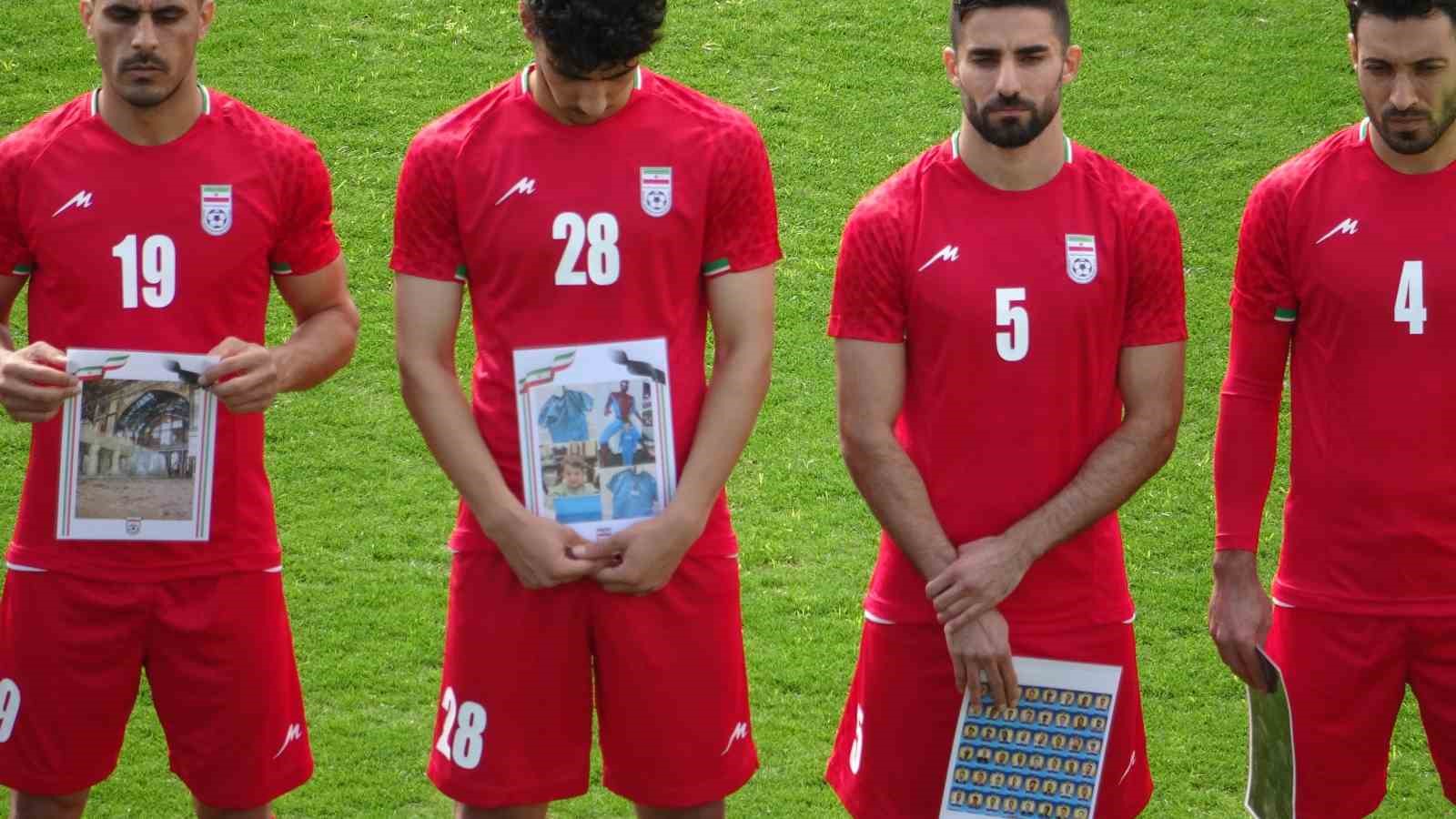 İran A Milli Futbol takımı, Kosta Rika maçına savaşta hayatını kaybeden çocukların fotoğrafıyla çıktı
