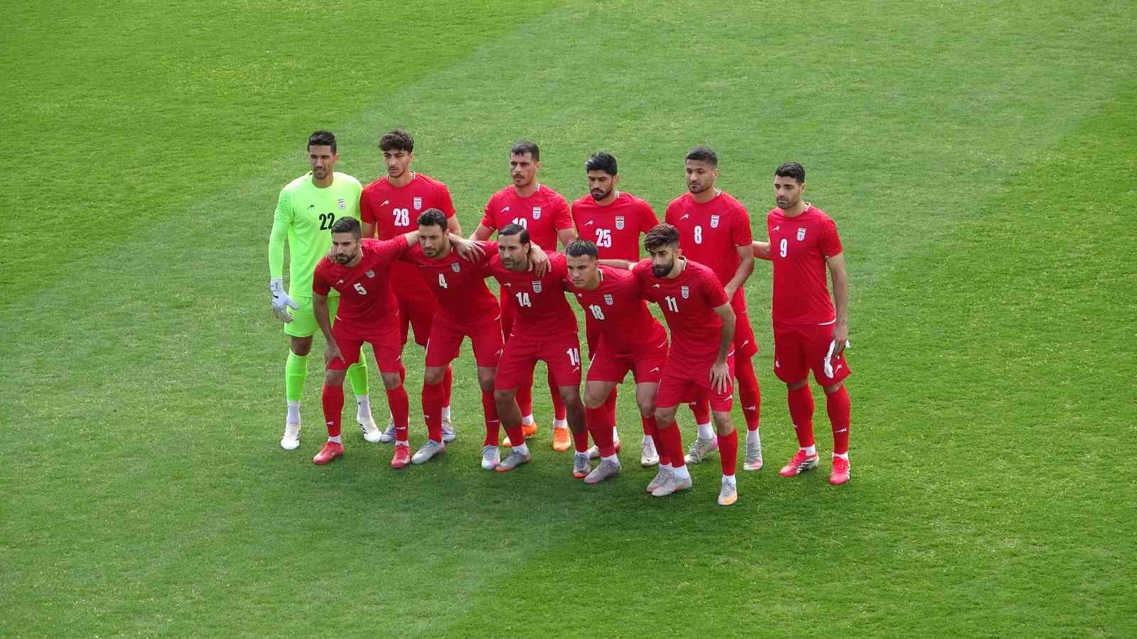 İran A Milli Futbol takımı, Kosta Rika maçına savaşta hayatını kaybeden çocukların fotoğrafıyla çıktı
