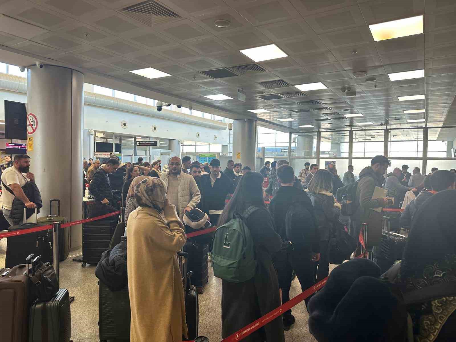 İran-ABD-İsrail savaşı rotayı Şırnak’a çevirdi: Erbil uçakları Şerafettin Elçi Havalimanı’na iniyor
