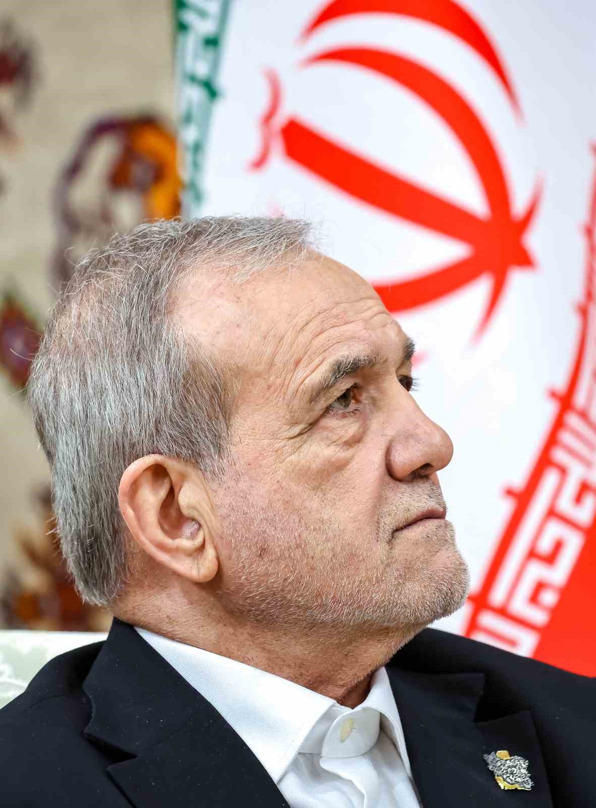 İran Cumhurbaşkanı Pezeşkiyan, Suudi Arabistan Veliaht Prensi Selman ile görüştü
