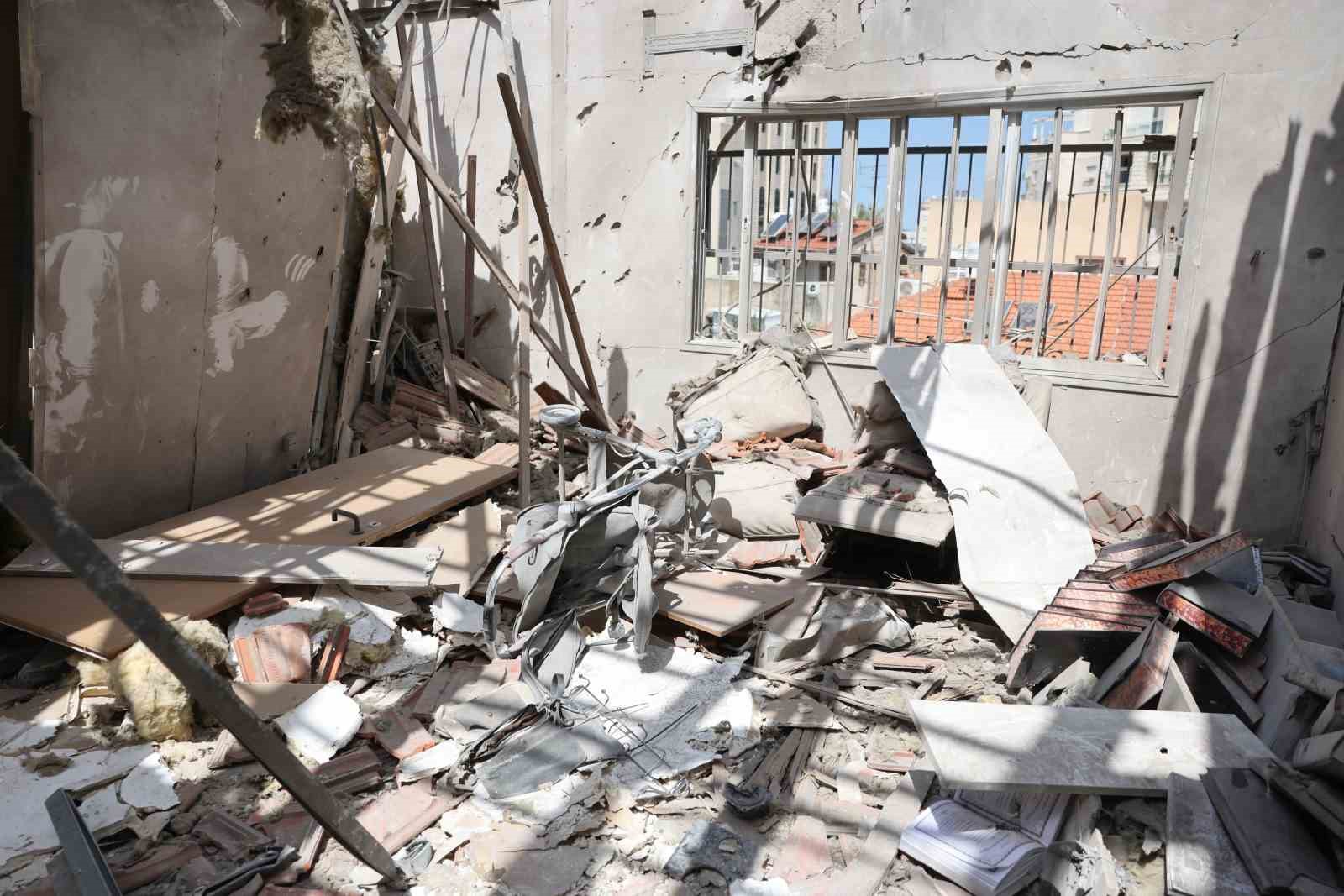 İran Devrim Muhafızları Ordusu, ABD ve İsrail’e ait üs ve askeri merkezlerin hedef alındığını açıkladı
İran Devrim Muhafızları Ordusu, ABD ve İsrail’e ait üs ve askeri merkezlerin hedef alındığını açıkladı