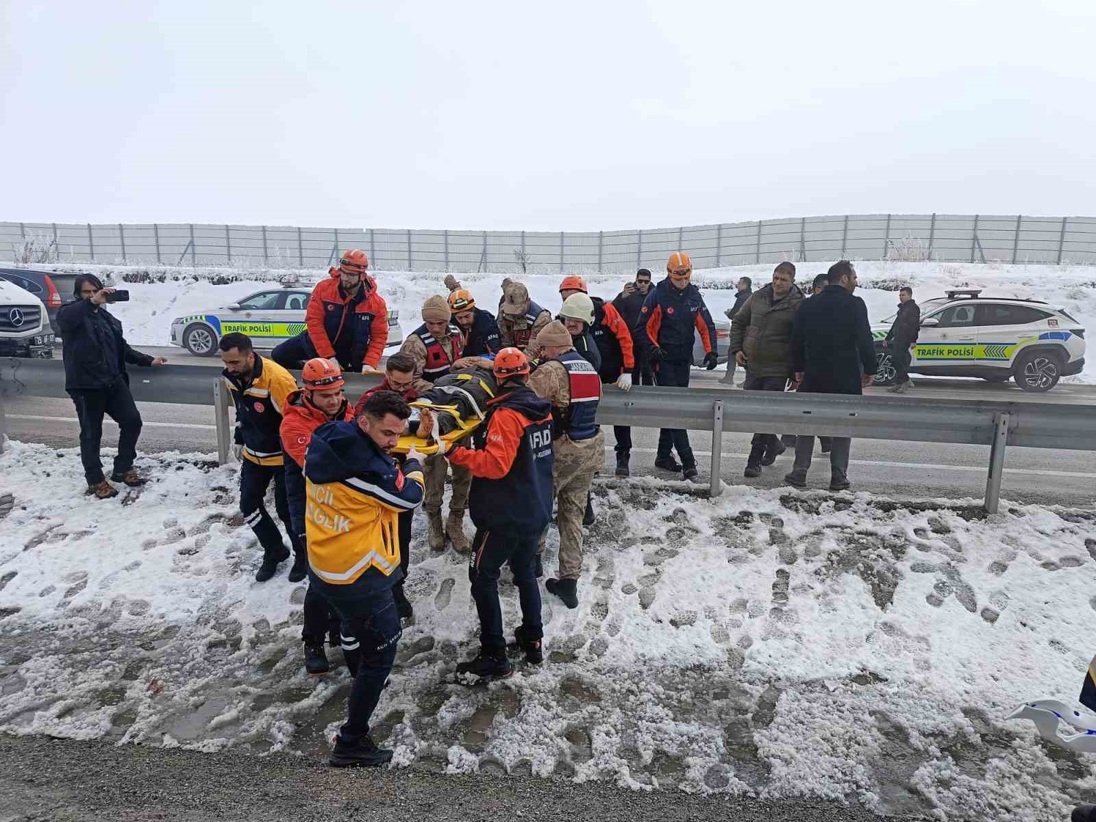 İran plakalı yolcu otobüsü tıra arkadan çarptı; 1 ölü, 10 yaralı
