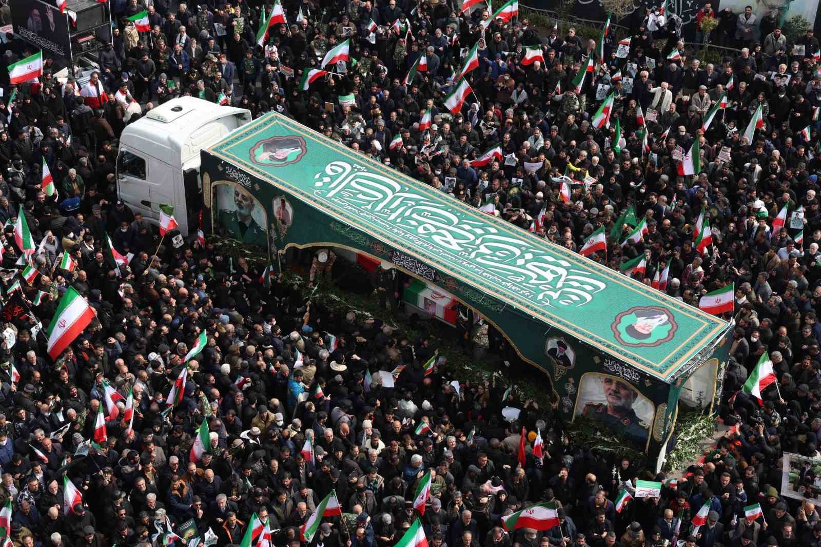 İran’da ABD-İsrail saldırılarında hayatını kaybeden üst düzey askeri yetkililer için cenaze töreni
