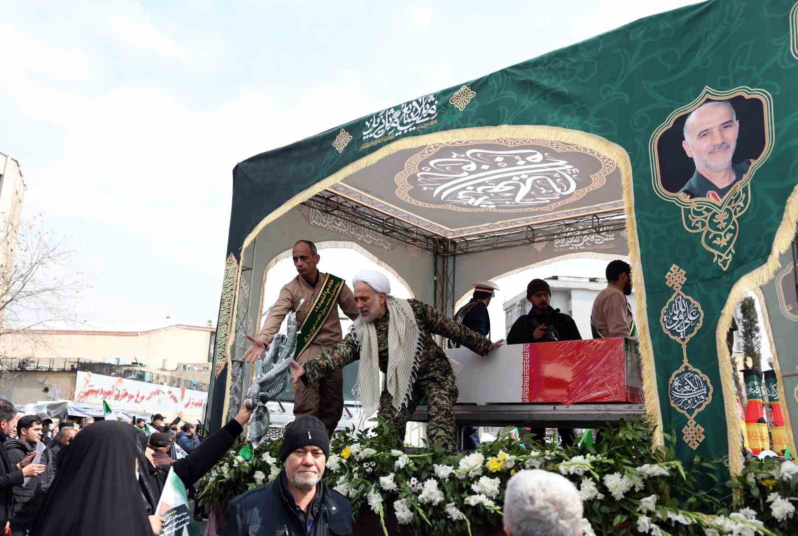 İran’da ABD-İsrail saldırılarında hayatını kaybeden üst düzey askeri yetkililer için cenaze töreni
