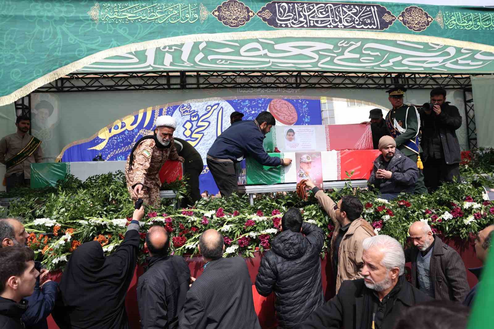 İran’da ABD-İsrail saldırılarında hayatını kaybeden üst düzey askeri yetkililer için cenaze töreni
