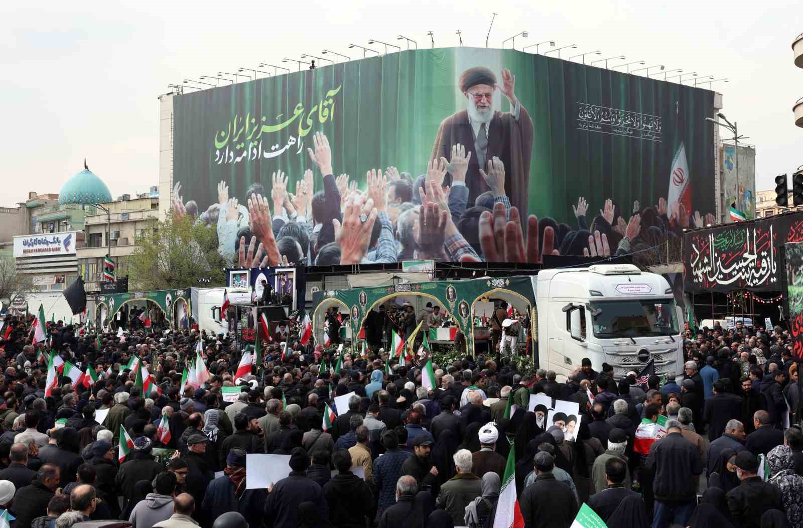 İran’da ABD-İsrail saldırılarında hayatını kaybeden üst düzey askeri yetkililer için cenaze töreni
