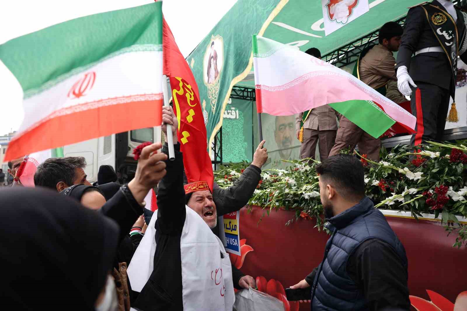 İran’da ABD-İsrail saldırılarında hayatını kaybeden üst düzey askeri yetkililer için cenaze töreni
