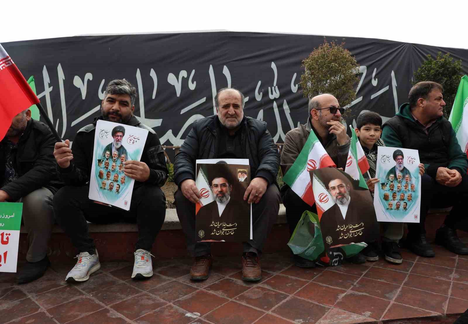 İran’da ABD-İsrail saldırılarında hayatını kaybeden üst düzey askeri yetkililer için cenaze töreni
