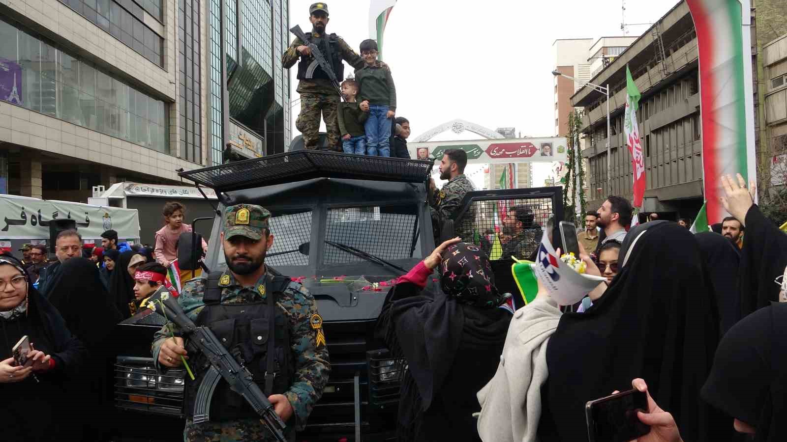 İran’da devrim kutlamalarında milyonlar sokaklara döküldü

