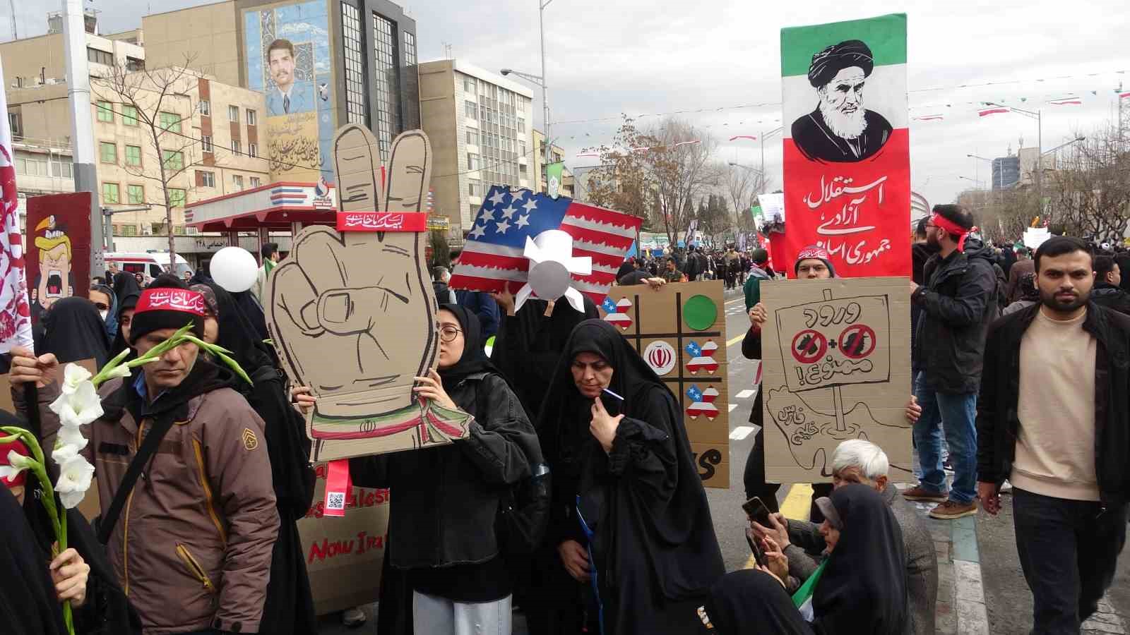 İran’da devrim kutlamalarında milyonlar sokaklara döküldü

