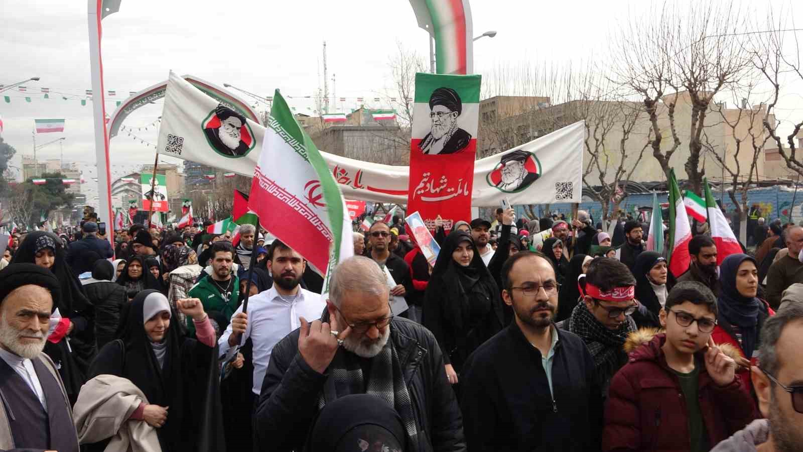 İran’da devrim kutlamalarında milyonlar sokaklara döküldü
