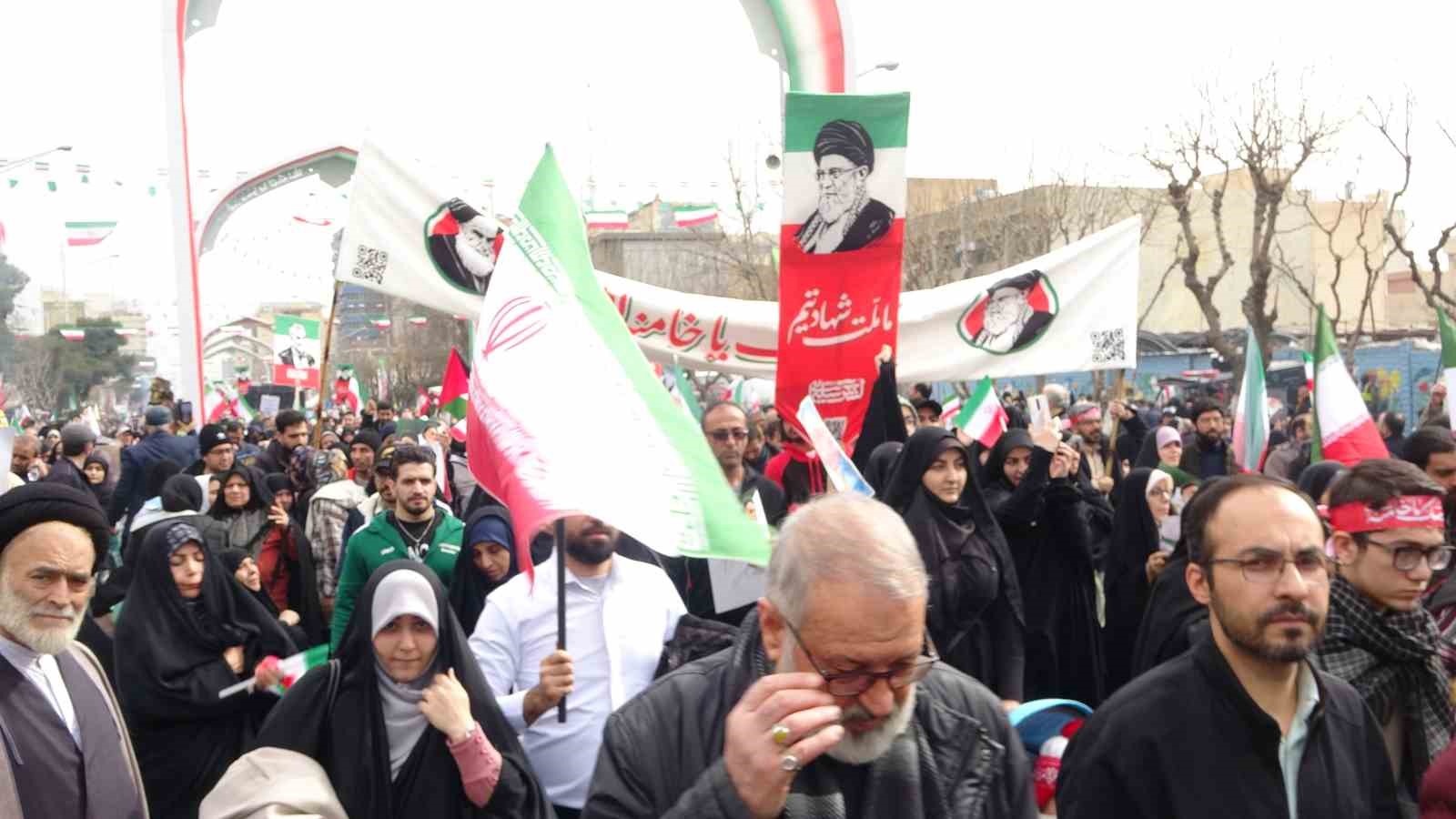 İran’da devrim kutlamalarında milyonlar sokaklara döküldü
