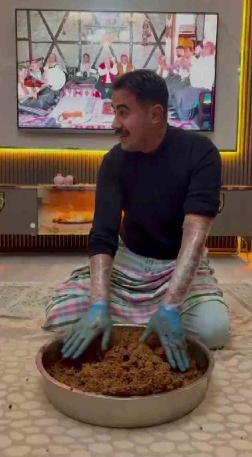 İran’da hayatını kaybeden genç şoförden geriye ailesine neşe içerisinde çiğköfte yoğurduğu anlar kaldı
