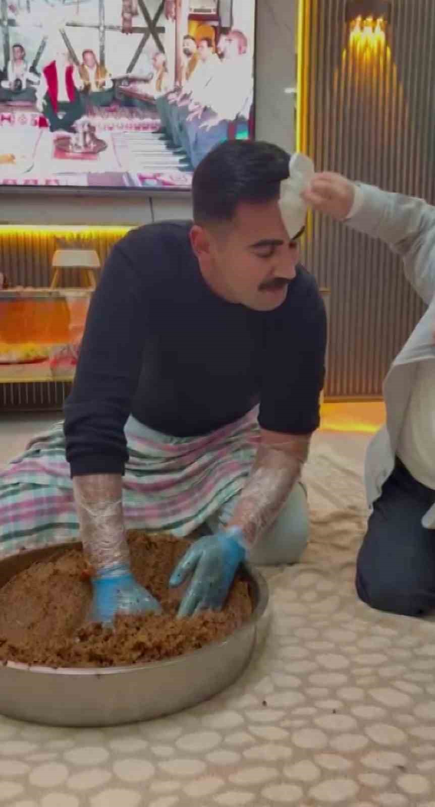 İran’da hayatını kaybeden genç şoförden geriye ailesine neşe içerisinde çiğköfte yoğurduğu anlar kaldı
