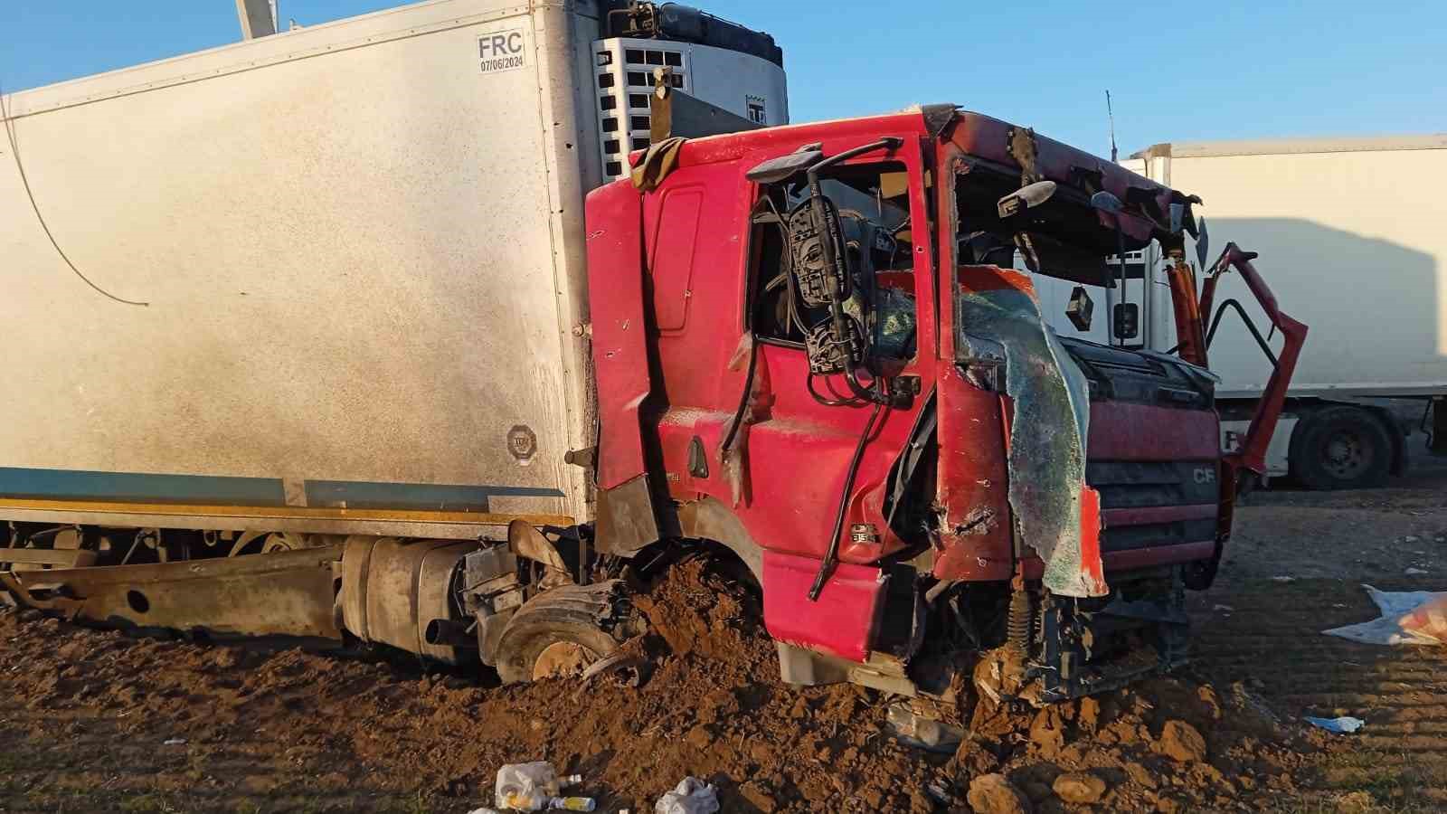 İran’da yeri delen füzenin şarapnel parçasının isabet etmesiyle genç şoföre mezar olan tırın görüntüsü ortaya çıktı
