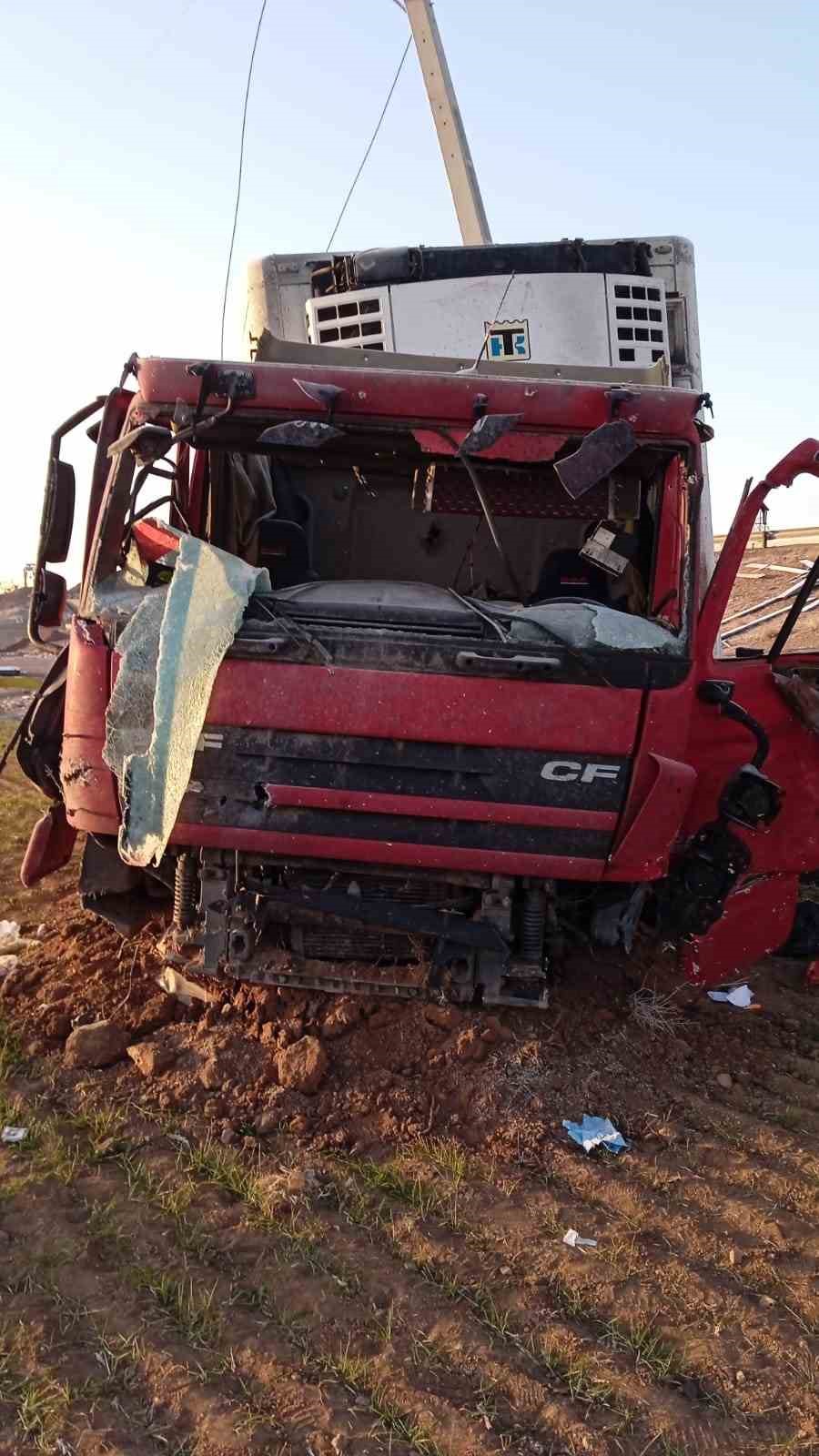 İran’da yeri delen füzenin şarapnel parçasının isabet etmesiyle genç şoföre mezar olan tırın görüntüsü ortaya çıktı
