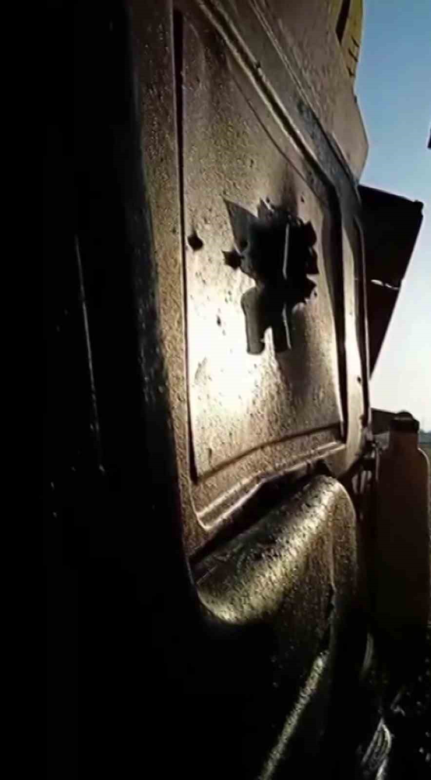 İran’da yeri delen füzenin şarapnel parçasının isabet etmesiyle genç şoföre mezar olan tırın görüntüsü ortaya çıktı
