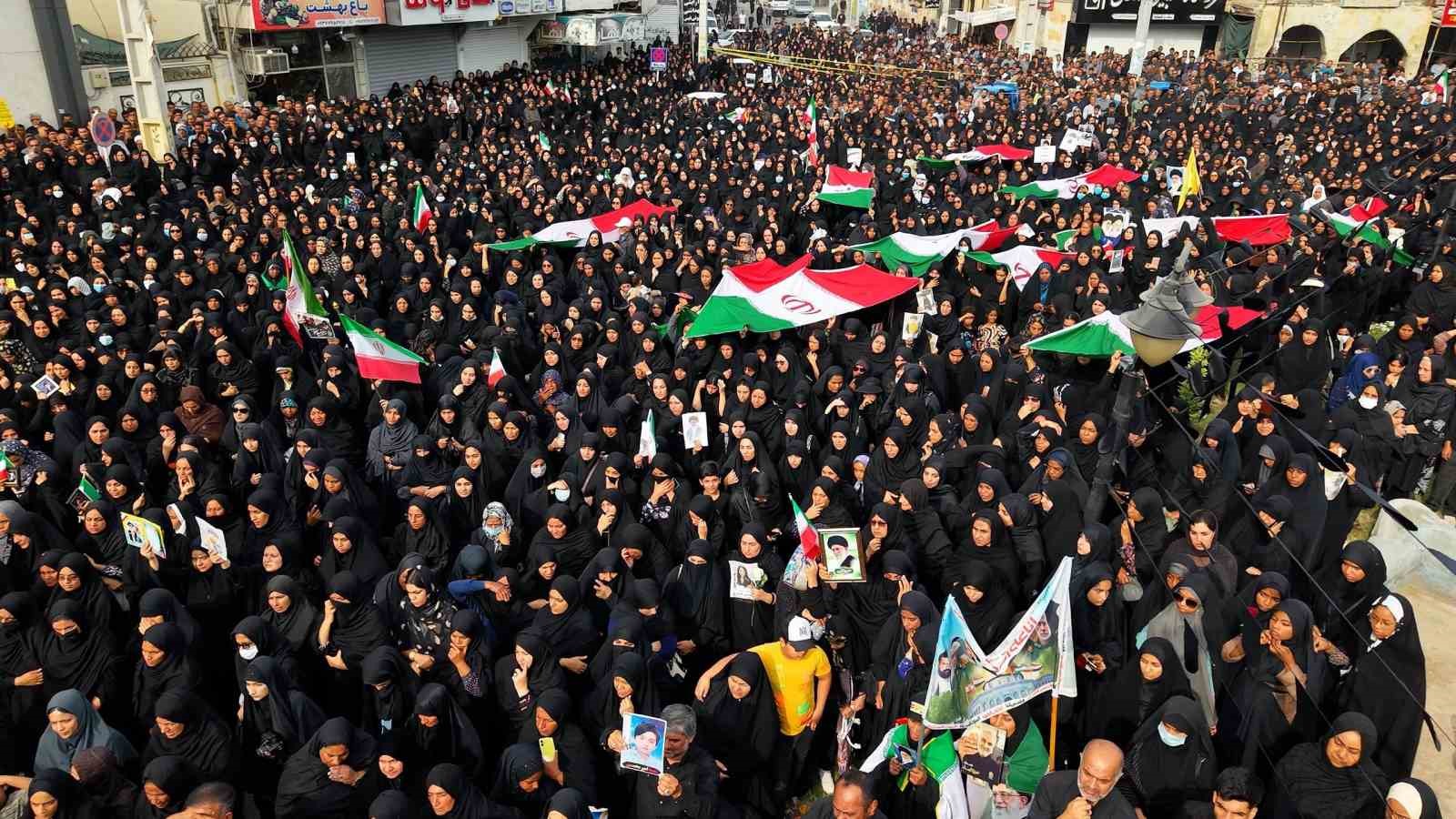 İran’daki okul saldırısında ölenler için cenaze töreni
