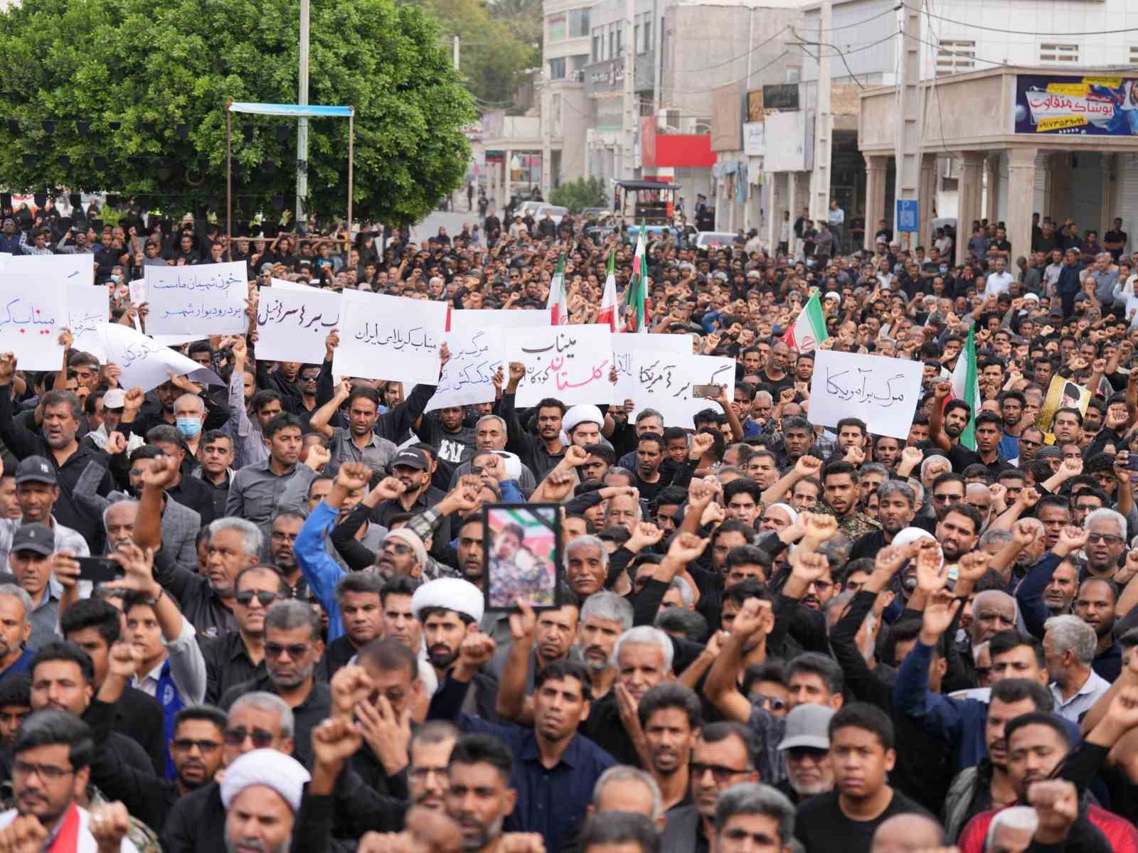 İran’daki okul saldırısında ölenler için cenaze töreni
