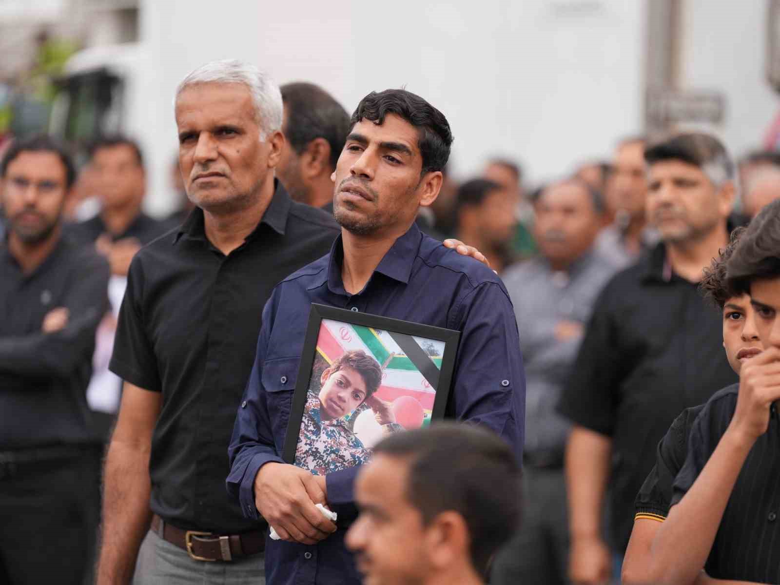 İran’daki okul saldırısında ölenler için cenaze töreni
