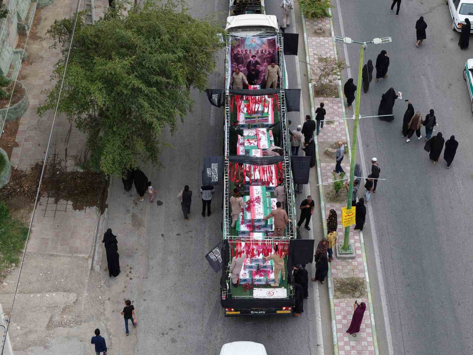 İran’daki okul saldırısında ölenler için cenaze töreni
