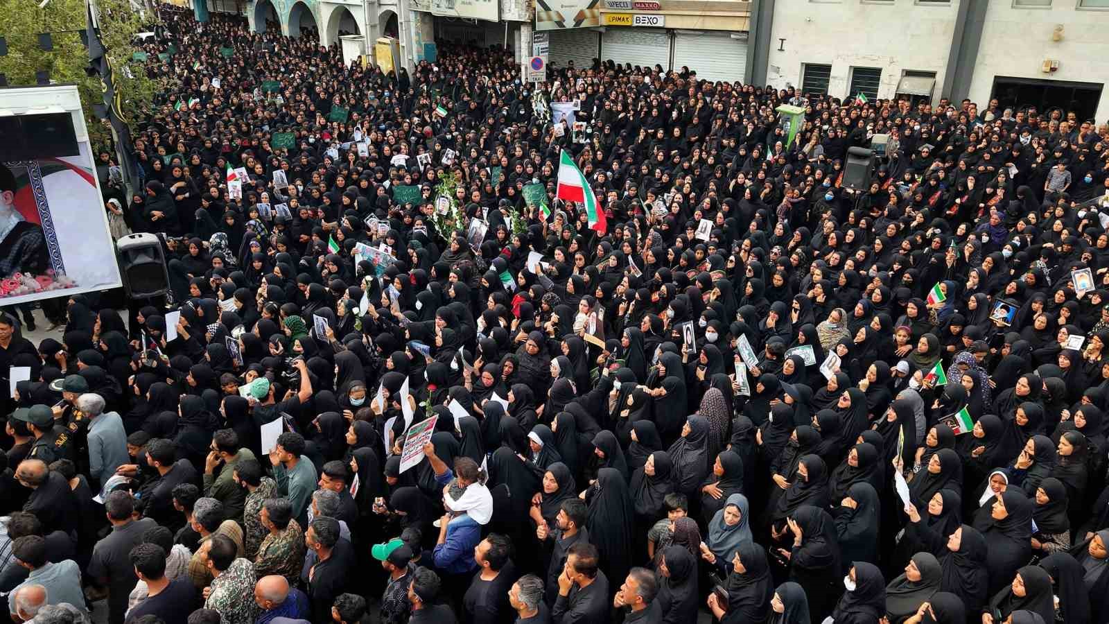 İran’daki okul saldırısında ölenler için cenaze töreni
