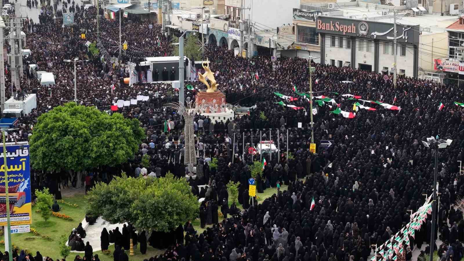 İran’daki okul saldırısında ölenler için cenaze töreni
