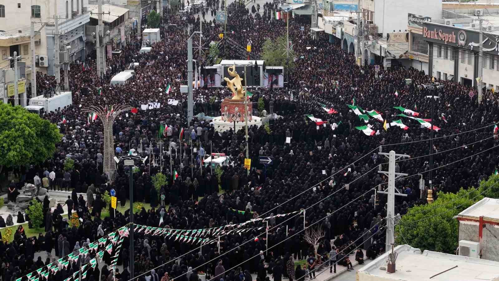 İran’daki okul saldırısında ölenler için cenaze töreni
